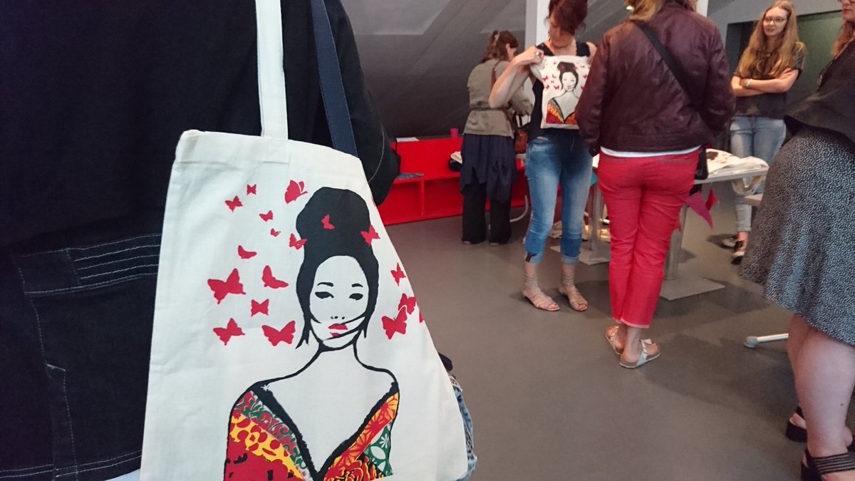 AssoVVhAT's tweet photo. Des Curieux heureux avec leur nouveau tote bag #paniercurieux #panierculturel #gilKD https://t.co/9nhWg74i9w