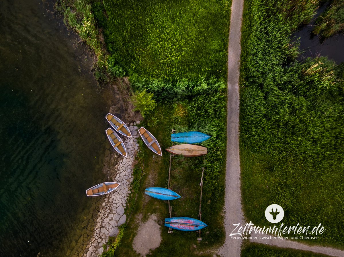 Perspektivenwechsel - immer eine gute Idee😜 - warum also nicht mal eine Ferienwohnung am Chiemsee mieten🌞.
#zeitraumferien #urlaubsarchitektur #urlaub #chiemsee #uferweg #perspektive #naturelovers #ruderboot #obenoderunten