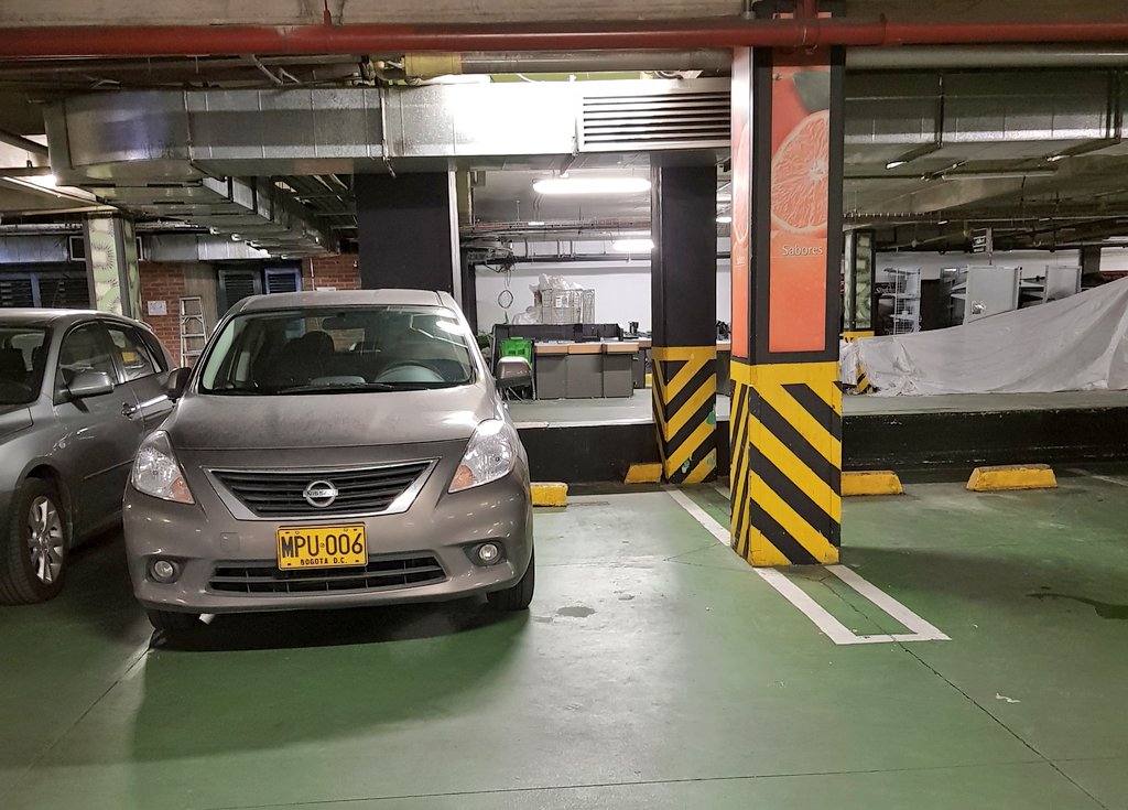 Este merece una nominación al peor parqueado de 2018.

Conductores así... no merecen tener licencia.

Y los vigilantes de los parqueaderos deberían impedir semejantes burradas que perjudican a los demás usuarios.

#parqueocomoimbecil #parqueocomounimbecil