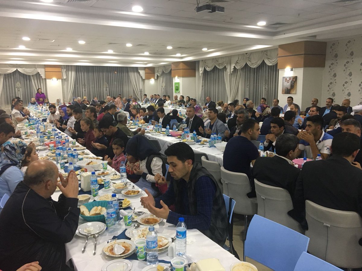 Sayın Valimiz <a href="/valiustaoglu/">İsmail Ustaoğlu</a>, eşi, il protokolü, Şehit ailelerimiz, Gazilerimiz ve Koruyucu ailelerimiz ile birlikte iftarımızı açtık. Allah kabul etsin.
@ailebakanligi @ASPB_sehitgazi @AspimBitlis @CocukHizGM <a href="/BitlisValiligi/">Bitlis Valiliği</a>