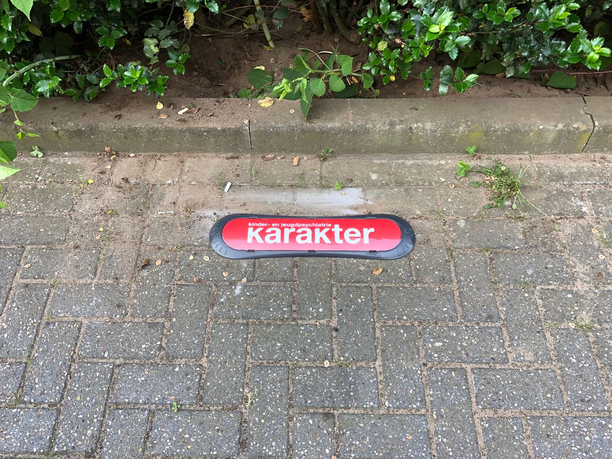 DVPD's tweet image. Geen plek voor een #parkeerpaal ? Vraag dan naar onze grond-parkeerborden !
#signing #parkeren