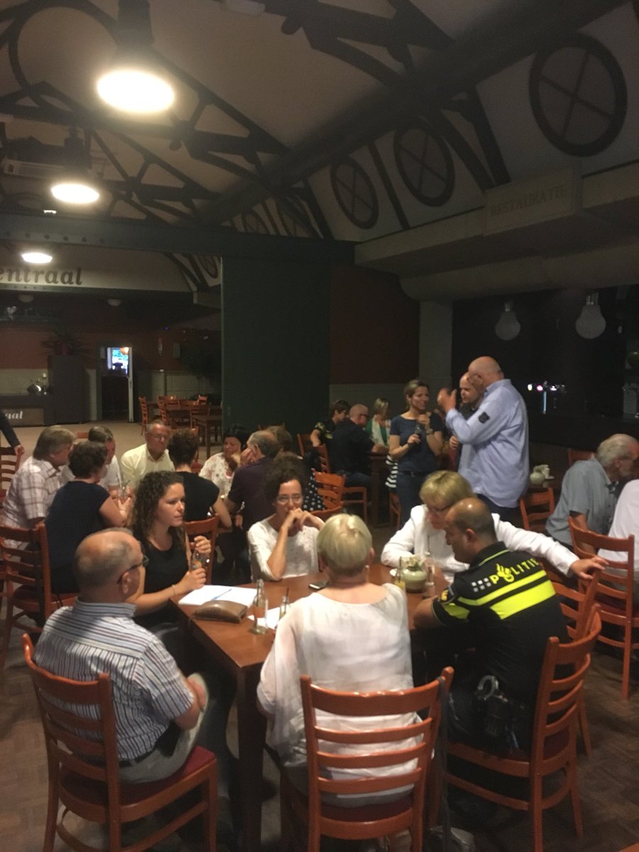 DiliaBlok's tweet photo. Op drukbezochte Stamtafel-bijeenkomst in #SomerenDorp wordt vanavond met grote betrokkenheid gediscussieerd over de 5 veiligheidsthema’s. Veel goede tips meegekregen voor het nieuwe veiligheidsplan! Avonden #Lierop, #SomerenHeide #SomerenEind volgen binnenkort. #samenvoorsomeren https://t.co/NlRxP9FFVL