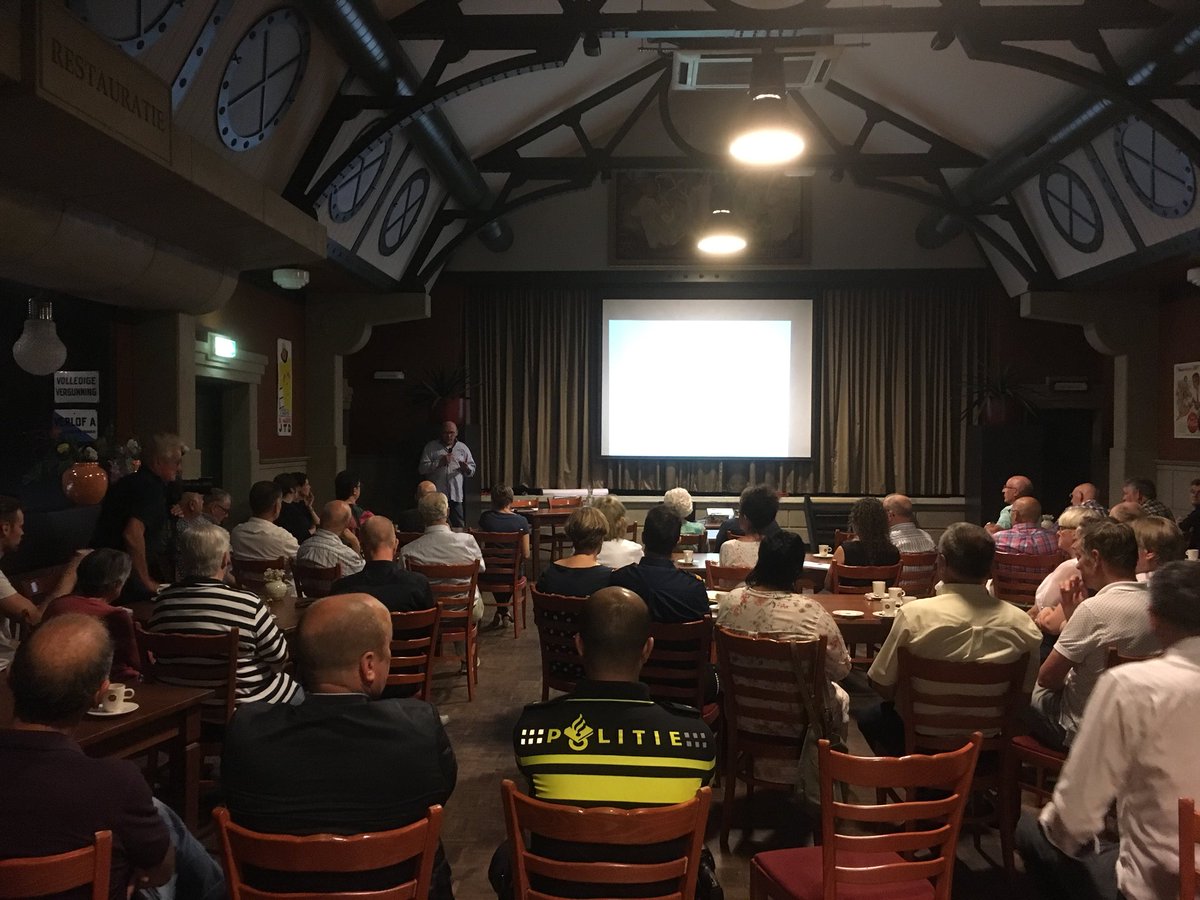 DiliaBlok's tweet photo. Op drukbezochte Stamtafel-bijeenkomst in #SomerenDorp wordt vanavond met grote betrokkenheid gediscussieerd over de 5 veiligheidsthema’s. Veel goede tips meegekregen voor het nieuwe veiligheidsplan! Avonden #Lierop, #SomerenHeide #SomerenEind volgen binnenkort. #samenvoorsomeren https://t.co/NlRxP9FFVL