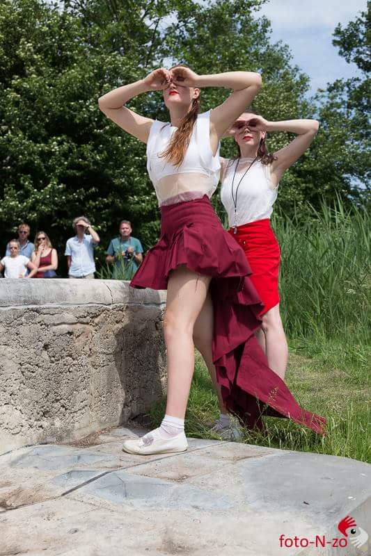 Cultuur19's tweet photo. Zingende Beelden 2018: MAN || CO bewegingstheater bij Gat van Serton. #ZingendeBeelden #ZB2018 #cultuur19 #leidscherijn #vleuten #Maximapark #demeern #utrecht #dans #dance #locationtheatre #danceinpark #bewegingstheater https://t.co/w9qupenaZK