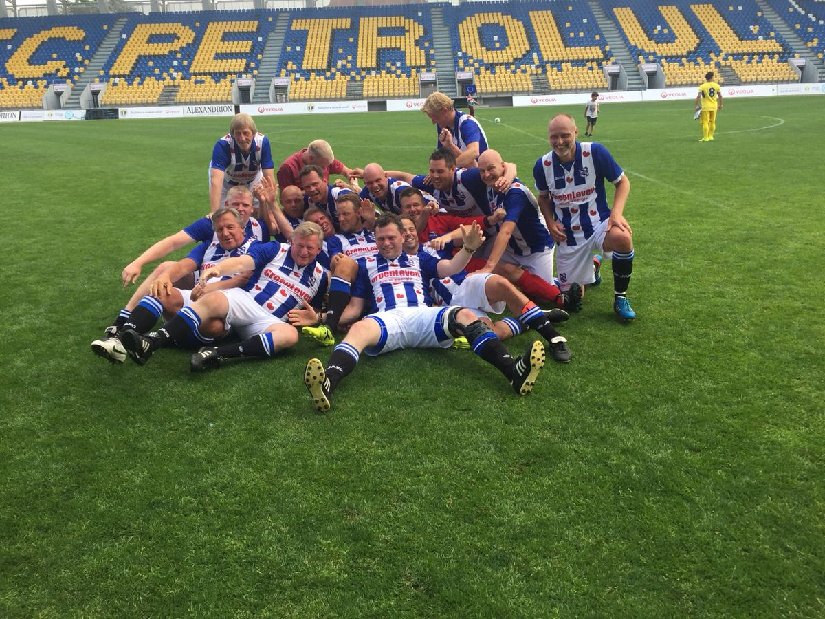 Mannen/voetbalvrienden van het @OSSH_scHveen voetbalteam, bedankt voor de gezellige tijd in Boekarest. We hebben vele mooie dingen beleefd met als hoogtepunten #paleisCeausescu #welness #voetbalwedstrijd #zelfspeleninechtstadion #bekerfinaleRoemenië #Camataru #lol <a href="/scHeerenveen/">sc Heerenveen</a>