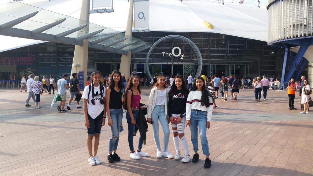 HestoncsB's tweet photo. Jack Petchey Award winner with friends before Harlem Globetrotters at The O2. https://t.co/JpNMpnZvF5