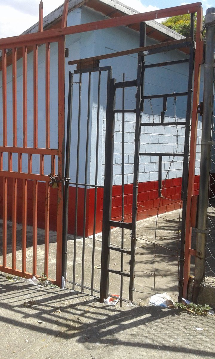 San_Pedrognas's tweet photo. A un mes de la celebración de la Parranda de San Pedro de Guarenas y la sede cultural ubicada en la calle el Parque se encuentra en pésimas condiciones requerimos apoyo URGENTE @HectoRodriguez @luiscarPSUV la cerca está deteriorada y no hay luz. https://t.co/lkUkCX6T7o