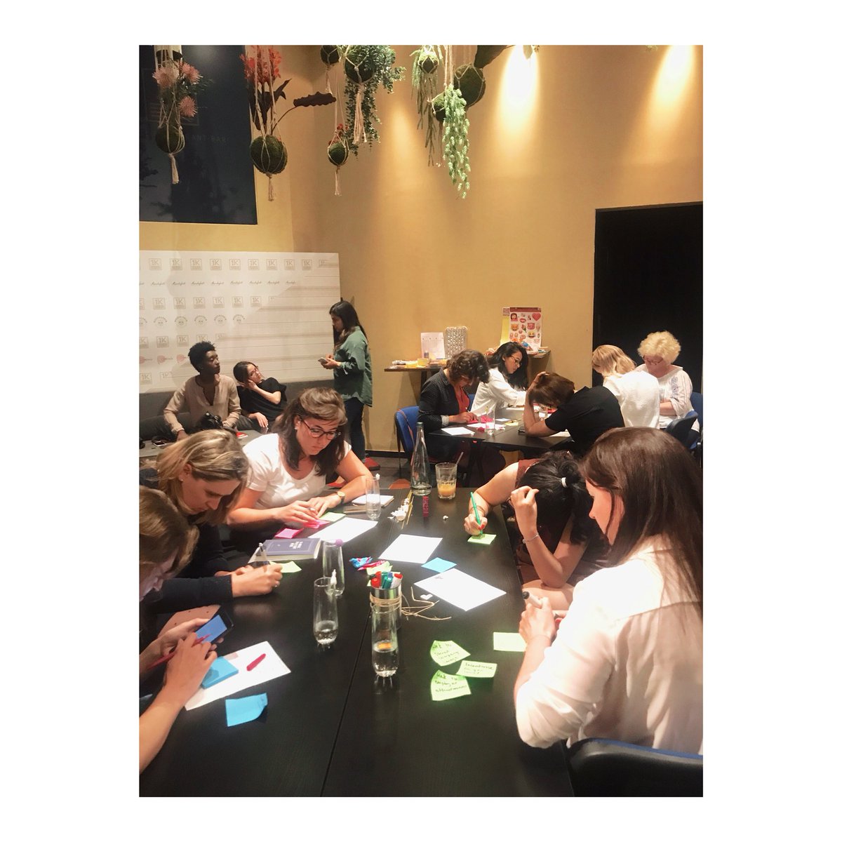 Ambiance studieuse pour la soirée Drôle de Dame! #2 - on planche sur le #designthinking avec notre experte <a href="/DalilaMadine/">D@lil@ M@dine</a> 🤓 #formation #entrepreneuriat #EntrepreneuriatFéminin