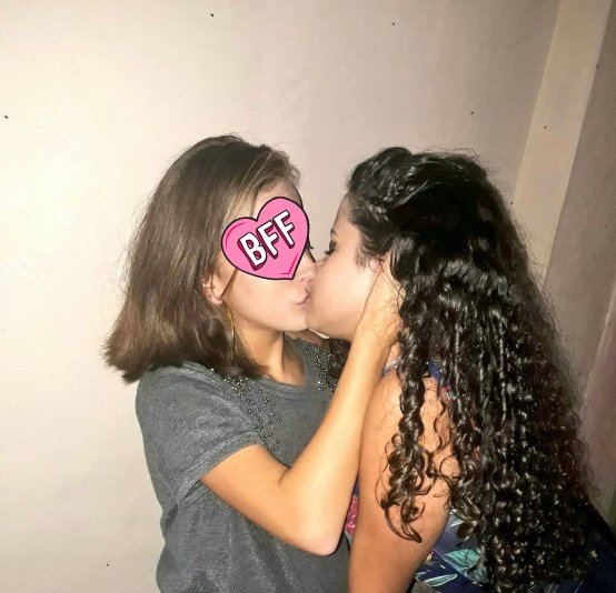 Meninas de 13 anos postam foto se beijando e gera polÃªmica na internet. 