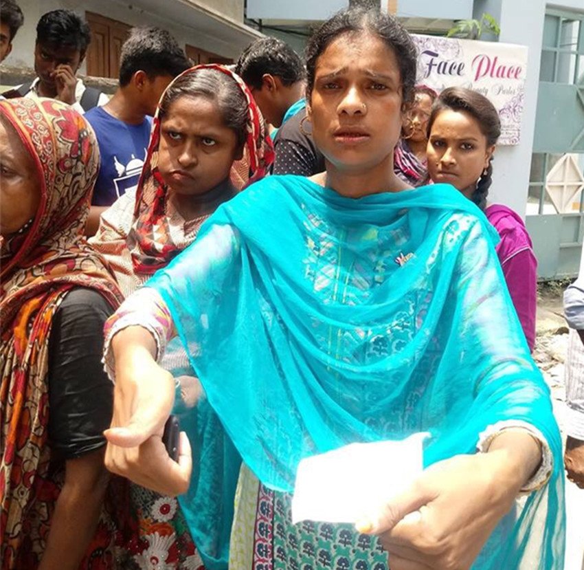 .
A woman came to the polling station only to be mocked because her vote has been already casted by #SheikhHasina’s goons. Look at her face, it sums up the helpless face of the entire country. 
#BANGLADESH #Norighttovote @khanjr_sharif