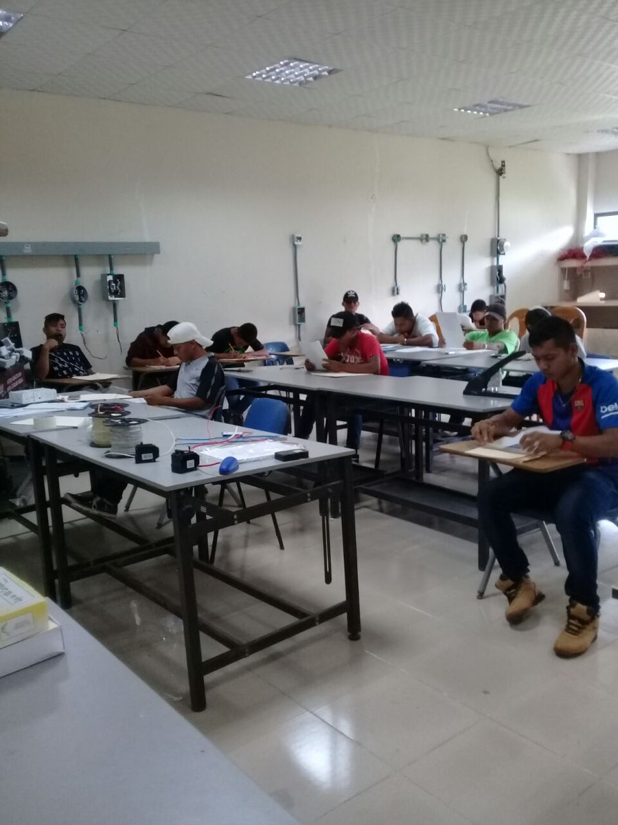 InadehOficial's tweet image. Formamos la mano de obra, según los requerimientos de los sectores productivos. En el Centro INADEH de Arimae, en Darién hoy inició capacitación de Electricidad Básica. #UnMejorInadeh @elsiglodigital @Mitradel