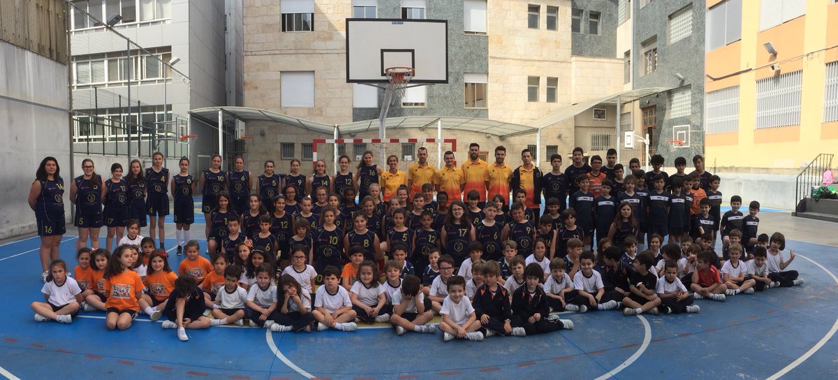La temporada 2017-18 está llegando a su fin. Os dejamos aquí nuestra foto de familia. <a href="/cmarianovigo/">Colegio Mariano Vigo</a>