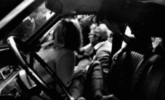 Quando scrivete "dovrebbe fare la fine del fratello", stampatevi in testa questa foto.
Il Presidente Mattarella sorregge il corpo del fratello, Piersanti, appena ucciso dalla mafia.

Poi vergognatevi.

[Ph. Letizia Battaglia]