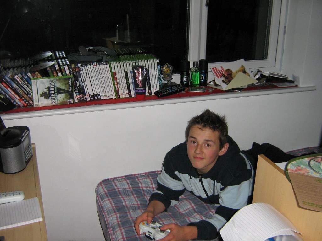 Syndicate's tweet photo. My Dad just sent me these photos from when I moved in with him, my bedroom was half the kitchen &amp; only a mattress.
I bought that 55” plasma TV from selling Lucozades at school &amp; it was bigger that the width of my ‘room’ 🤣
It was my DREAM to be a YouTuber! https://t.co/GBUmq0b9BG