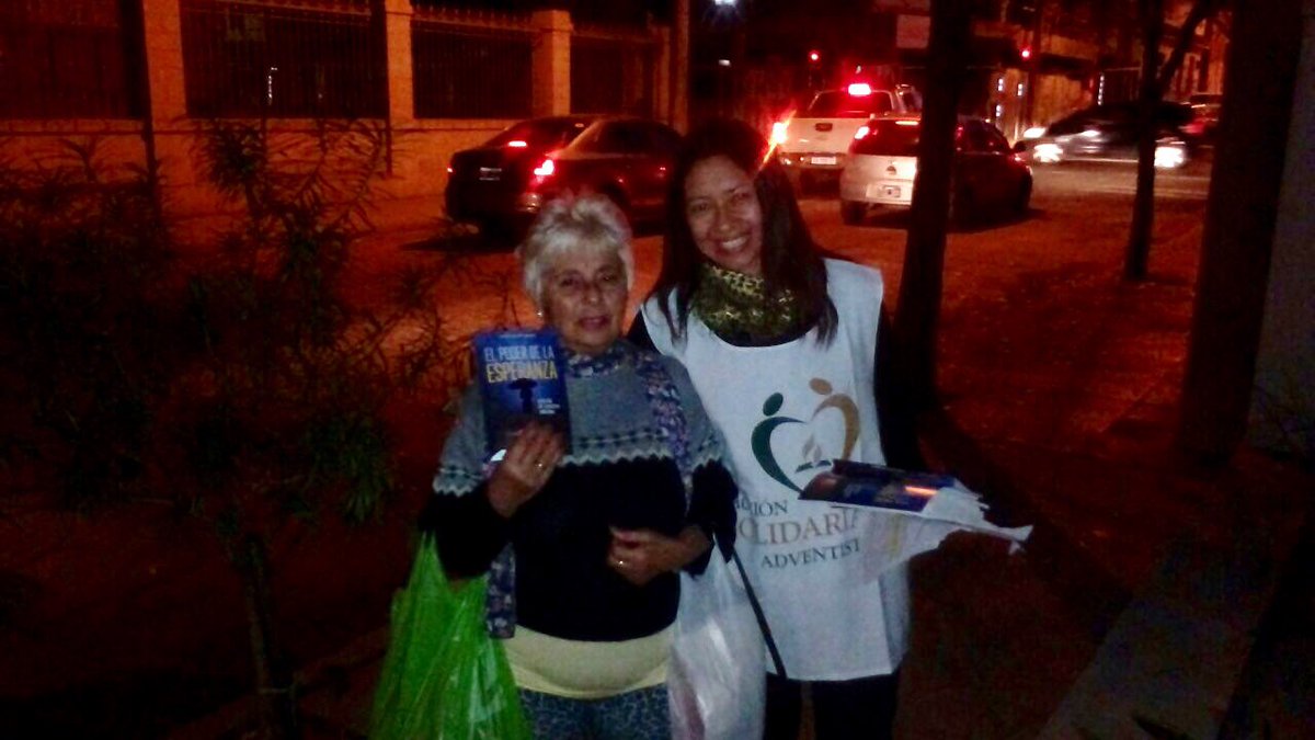 CascardoEdgardo's tweet photo. #ElPoderdelaEperanza #ImpactoEsparanza2018 A la vuelta De la Iglesia de Concordia Ctro Maria Rosa recibió el libro, decidió estudiar la Biblia e ir a la iglesia este sábado https://t.co/4bLKQKtjXz