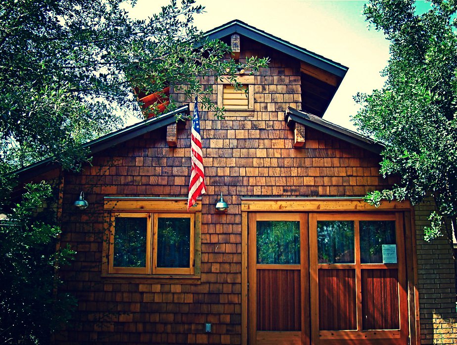 CraftsmanAustin's tweet photo. In memory and in honor of those we have lost: have a beautiful Memorial Day. #memorialday #memorialday2017 #americanflag #craftsmanhomesofaustin #craftsmanstyle #unitedwestand #craftsmanhomes #cedarshingles #austinarchitecture #artsandcraftsmovement #atxhomes #austinbuilder https://t.co/wa5ctLcGZP