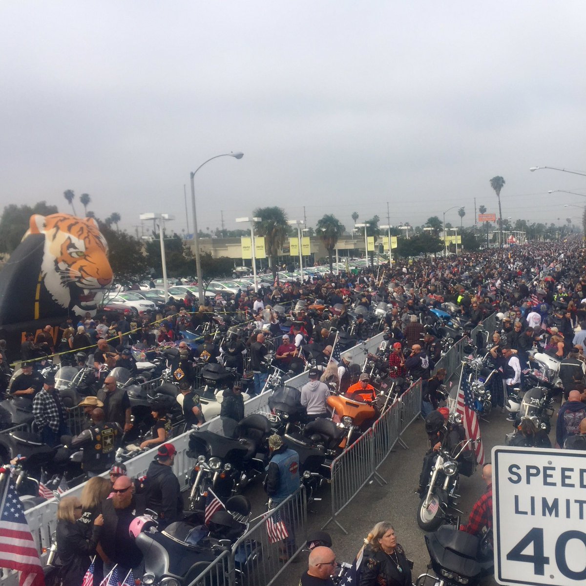 Bar3lylist3ning's tweet photo. Day to honor Veterans #WestCoastThunder2018 Bike Run parade started at 9:11 #MemorialDay https://t.co/lNNWJRp1Cl