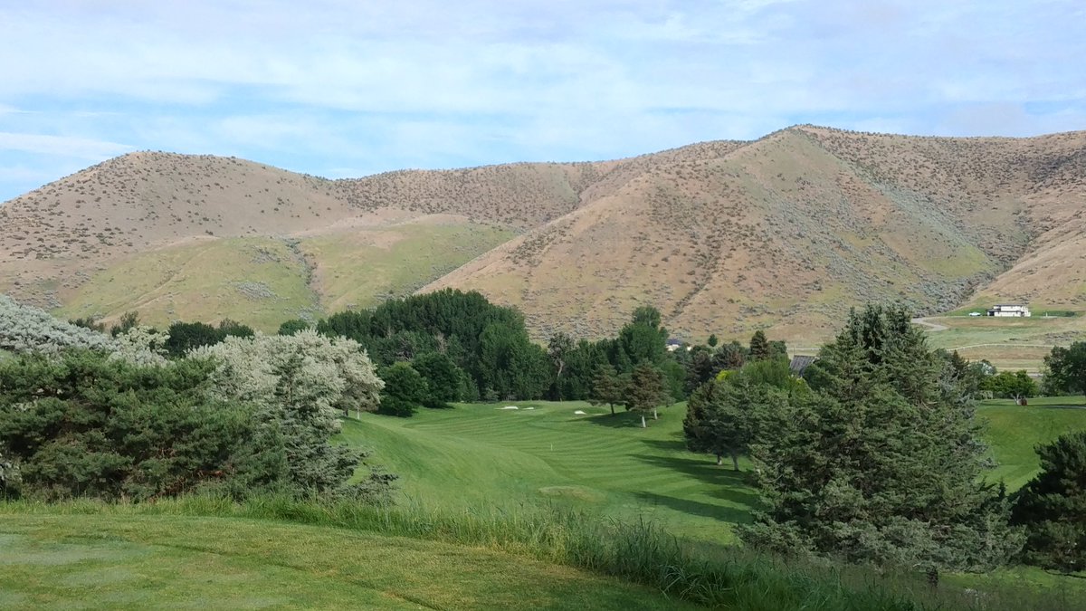 JPGolfNW's tweet photo. #ShadowValleyGolfCourse in Eagle, ID has some pretty rad views! Here's a look down the 9th... https://t.co/QPZQMIA3P4