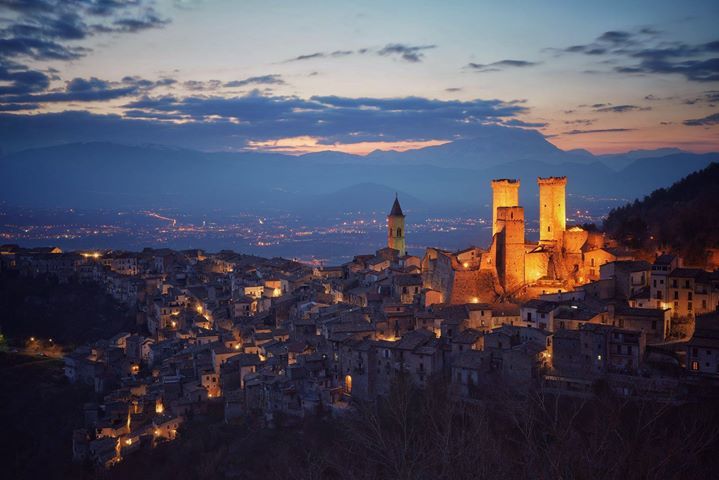 paesaggiabruzzo's tweet photo. #Foto di Helmut Pilò - Pacentro al crepuscolo  #Abruzzo #Travel https://t.co/LQzlLKTy01 https://t.co/9iyZT9hX2L