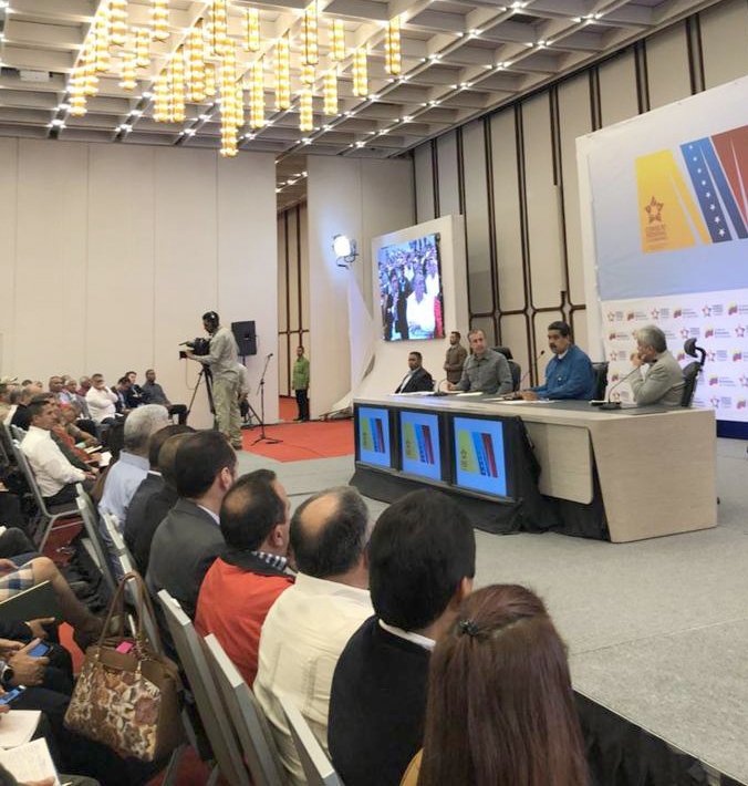 tmaniglia's tweet photo. ARRANCÓ LA BATALLA CONTRA LAS MAFIAS
El PRESIDENTE @NicolasMaduro ordena tomar el control de todos los mercados municipales y sacar esposadas las mafias que hoy los controlan. "Tenemos que ir a un proceso de saneamiento, de reequilibrio del sistema económico desde el Municipio" https://t.co/ZWfZKOwrh3