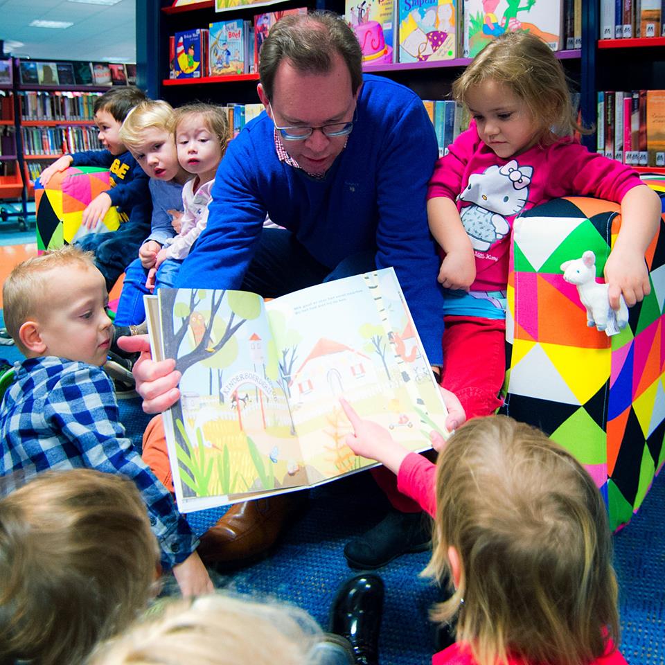 Vanmiddag, van 15:00 tot 16:00 uur in <a href="/LiemersBiblio/">Bibliotheek Liemers</a> <a href="/GemeenteDuiven/">Gemeente Duiven</a> <a href="/Westervoort/">gemeente Westervoort</a> en <a href="/Zevenaar/">Gemeente Zevenaar</a> staan voorlezers klaar om kinderen een leuk verhaal te vertellen. @Kunstwerk2017