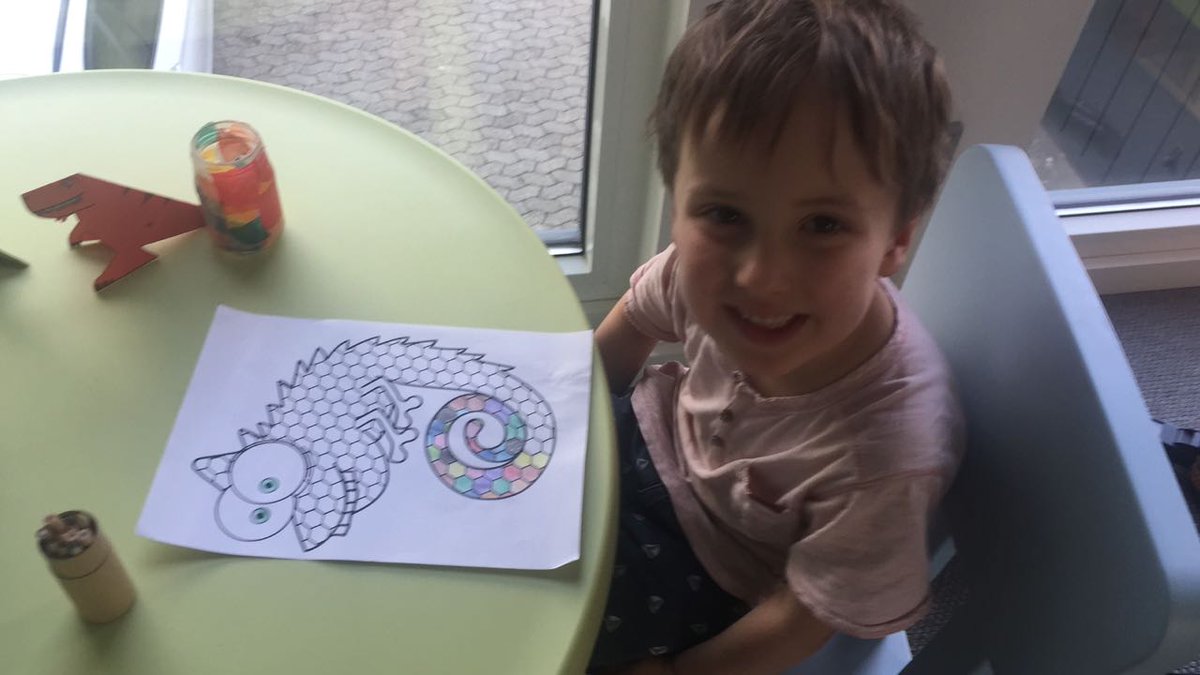 coogor's tweet photo. Getting help from a professional Artist for #MyOSC18Geeko #oSC18 @openSUSE https://t.co/aA0262q8Cy