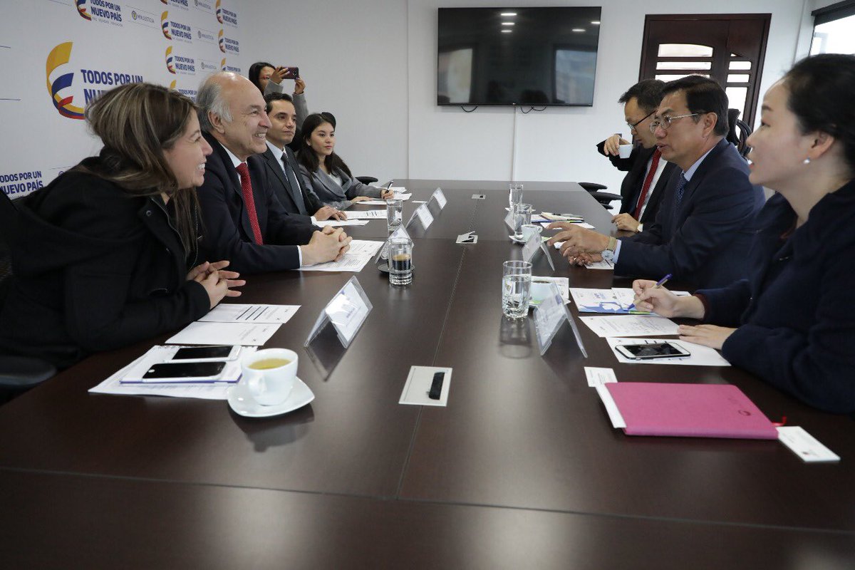 EnriquegilbGil's tweet photo. Fue un honor recibir visita del embajador de la República de Corea en nuestro país, Kim Doo-Sik, con quien acordamos avanzar en trabajo conjunto de interés para las dos naciones. Compartí con él avances de la implementación #AcuerdoDePaz y entregué una de las cartillas sobre #JEP https://t.co/vOhPjfe4pf