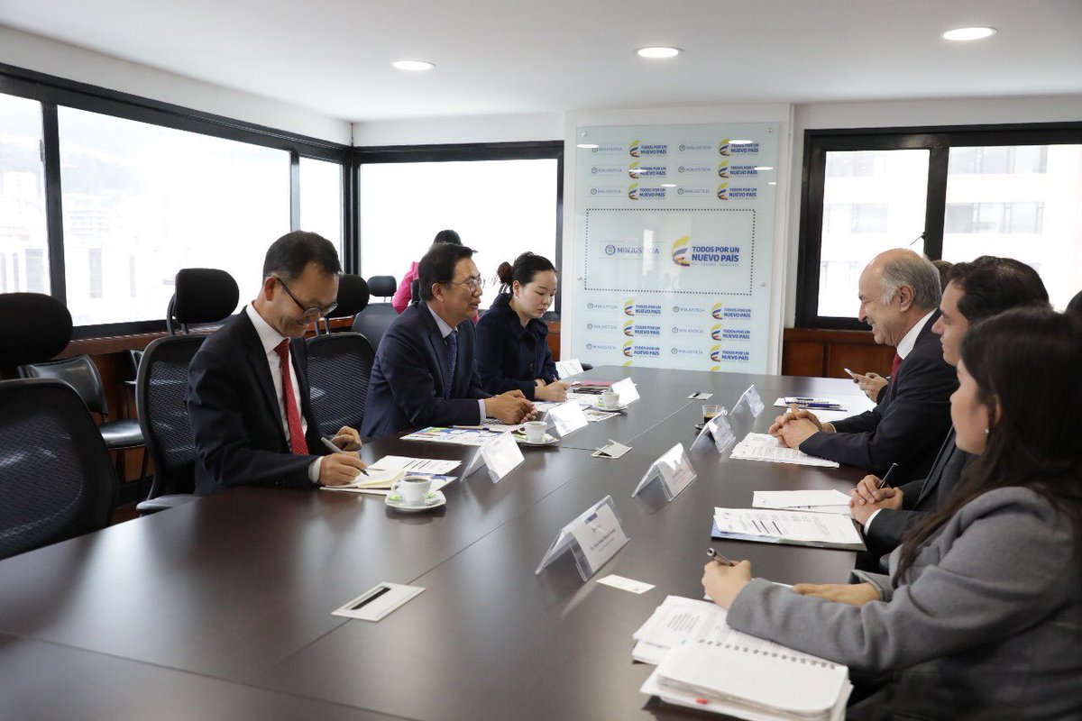 EnriquegilbGil's tweet photo. Fue un honor recibir visita del embajador de la República de Corea en nuestro país, Kim Doo-Sik, con quien acordamos avanzar en trabajo conjunto de interés para las dos naciones. Compartí con él avances de la implementación #AcuerdoDePaz y entregué una de las cartillas sobre #JEP https://t.co/vOhPjfe4pf