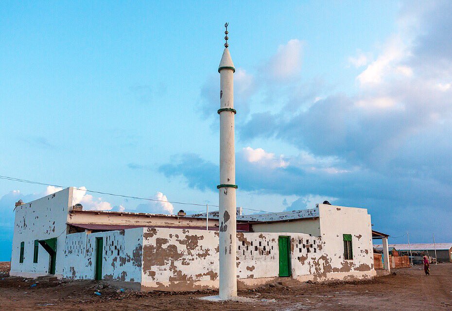 13/30 this is by far the coolest minaret I’ve seen. Awdal Region, Zeila Somaliland 🕌 📸 Eric Lafforgue #zeylac #zeila #awdal #somalilandarchitecture #somaliarchitecture  #architecture #nabadiyonolol #architecturelovers #somalimosque #vintagearchitecture #cityscape #city #cities