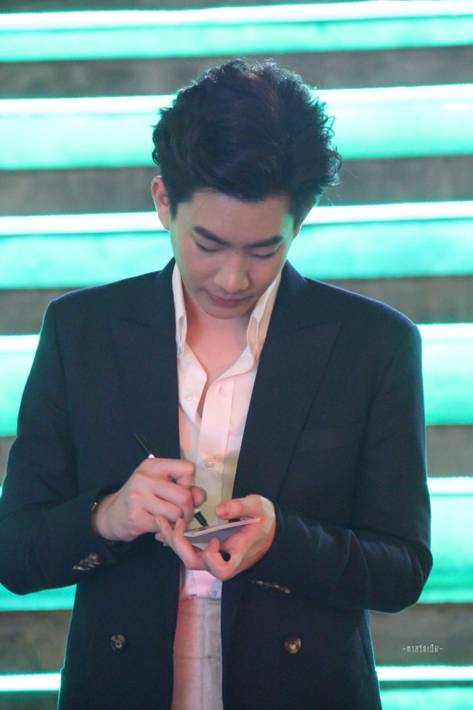 Nut_Pornboot's tweet photo. [18-5-61]ส่งออฟไปเชิญรางวัล

#daradailyAwards7 
#DDA2017 
#daradaily 
#ดาราเดลี่ 
#ออฟกัน
#ป่าปี๊ไม่ได้หล่อขนาดนั้น 
#ป่าปี๊จะหล่ออะไรขนาดนั้น https://t.co/r8eiUFDetr
