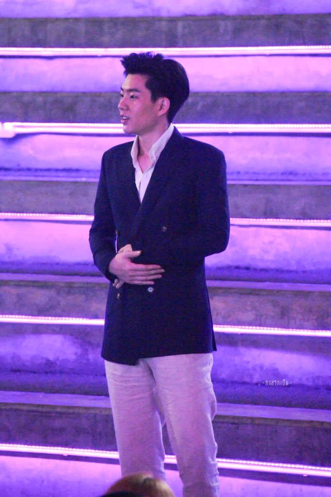 Nut_Pornboot's tweet photo. [18-5-61]ส่งออฟไปเชิญรางวัล

#daradailyAwards7 
#DDA2017 
#daradaily 
#ดาราเดลี่ 
#ออฟกัน
#ป่าปี๊ไม่ได้หล่อขนาดนั้น 
#ป่าปี๊จะหล่ออะไรขนาดนั้น https://t.co/LZyqmPxjuC