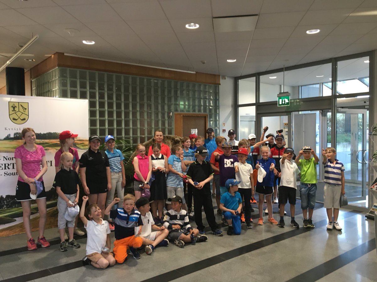 Niin paljon nuoria golffareita, että Kytäjän karhukin meni piiloon :). Keski-Uudenmaan Junnu-Tour II Kytäjällä. 32 osallistujaa ja kivaa oli. <a href="/golfliitto/">Suomen Golfliitto</a> #beattheHenkka #golf #junnugolf #keskiuudenmaanjunnutour #lisääliikettä