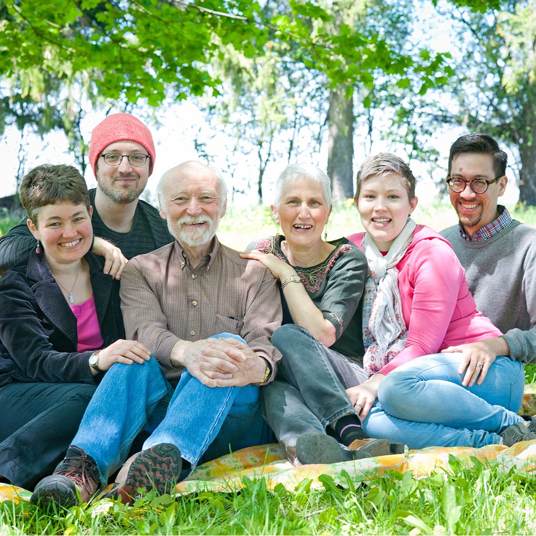 photokatca's tweet photo. Portraits for my dearest friend and her family who are staring down the ugly face of cancer. Documenting a family's love is always a privilege but doubly so when the people are this wonderful: https://t.co/cgNvWE9noD https://t.co/kncbJMNP07