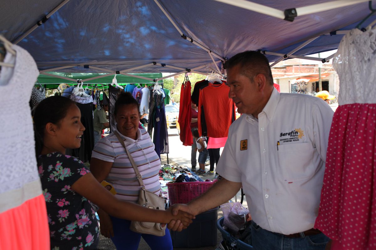 SerafinPrietoA's tweet photo. #PRD #SomosPRD #ContigoElCambioSigue #VotaPRD #JuventinoRosas 
Sin duda alguna seguiremos apoyando al comercio de nuestro municipio, tuve la oportunidad de saludar a los comerciantes del tianguis de la Col. Río Grande gente honesta y trabajadora; y me refrendaron su apoyo. https://t.co/VbwTkl57LQ