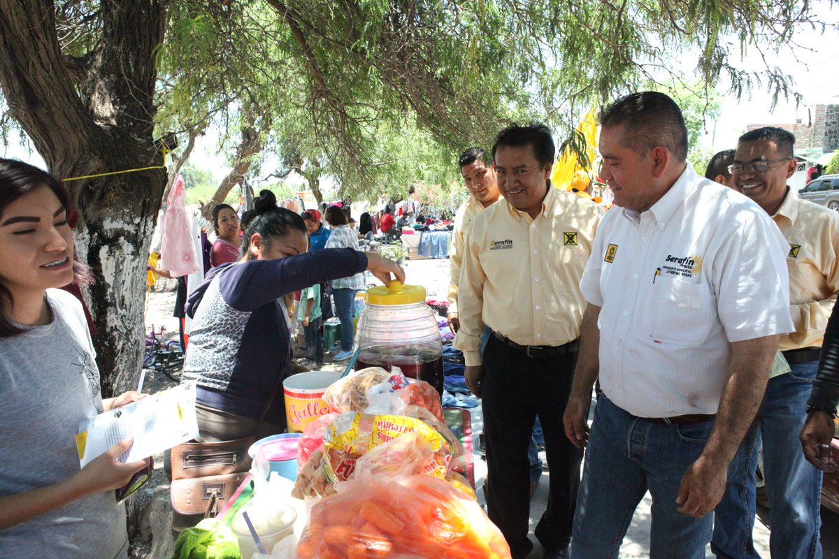 SerafinPrietoA's tweet photo. #PRD #SomosPRD #ContigoElCambioSigue #VotaPRD #JuventinoRosas 
Sin duda alguna seguiremos apoyando al comercio de nuestro municipio, tuve la oportunidad de saludar a los comerciantes del tianguis de la Col. Río Grande gente honesta y trabajadora; y me refrendaron su apoyo. https://t.co/VbwTkl57LQ