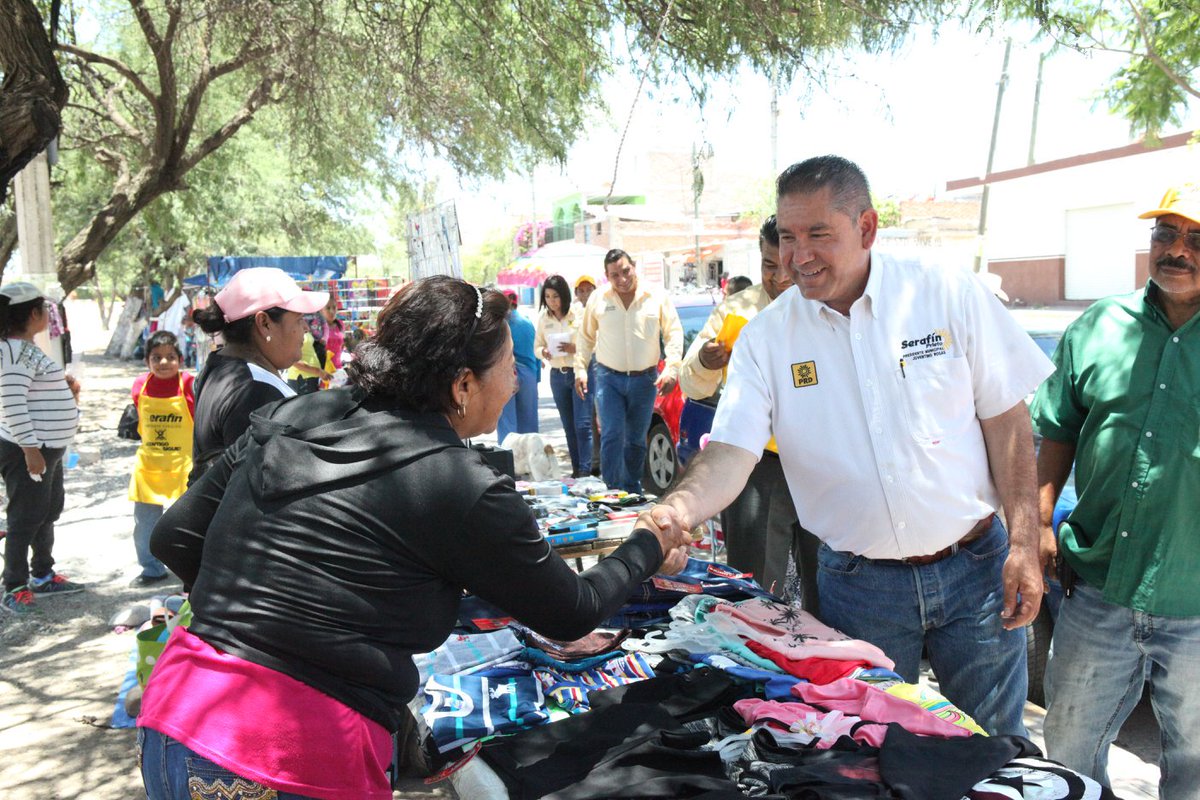 SerafinPrietoA's tweet photo. #PRD #SomosPRD #ContigoElCambioSigue #VotaPRD #JuventinoRosas 
Sin duda alguna seguiremos apoyando al comercio de nuestro municipio, tuve la oportunidad de saludar a los comerciantes del tianguis de la Col. Río Grande gente honesta y trabajadora; y me refrendaron su apoyo. https://t.co/VbwTkl57LQ