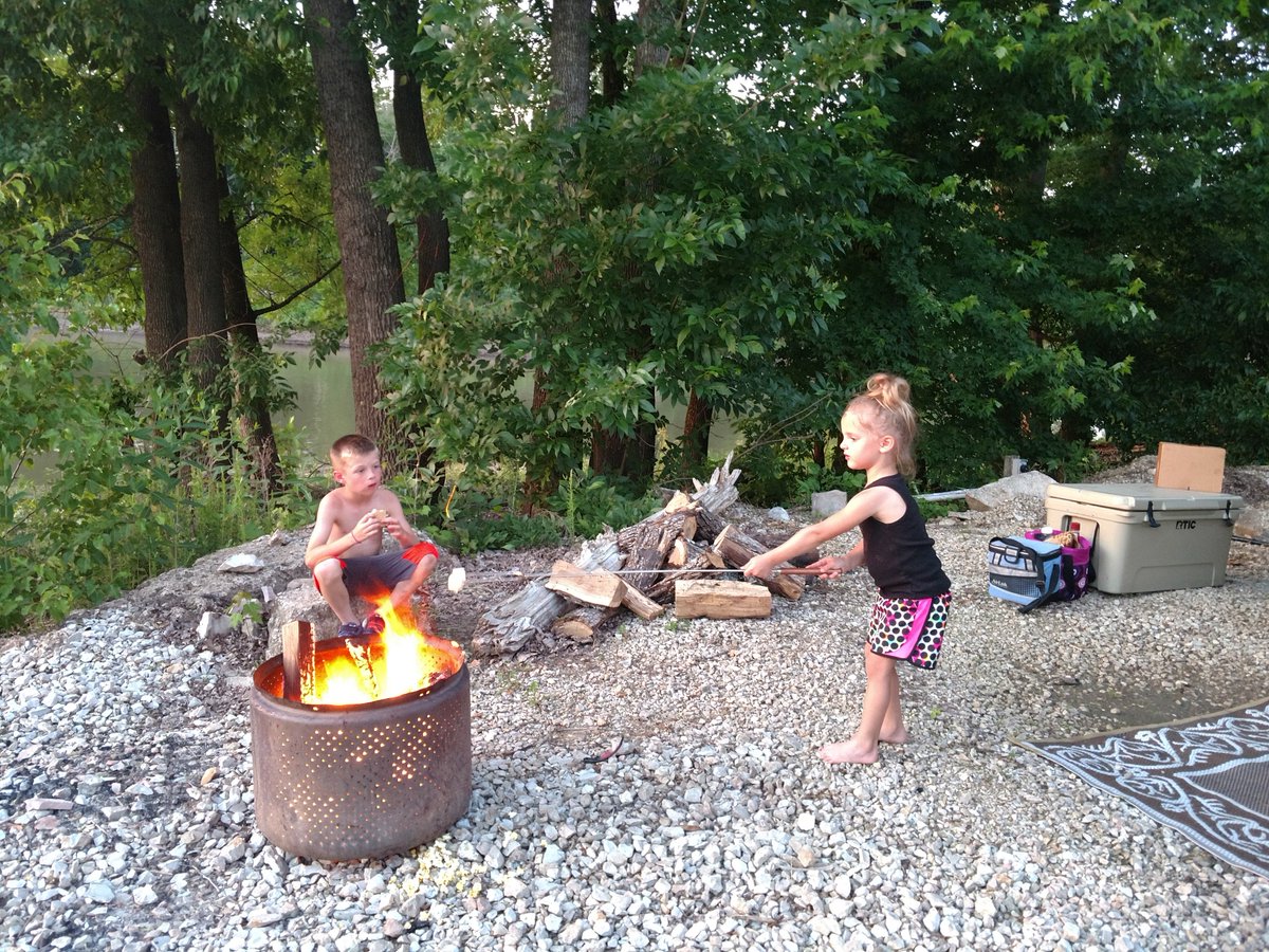 Memorial Day camping with family! 

#itwasHOT #stayingawayfromthefire #smores@osageriver