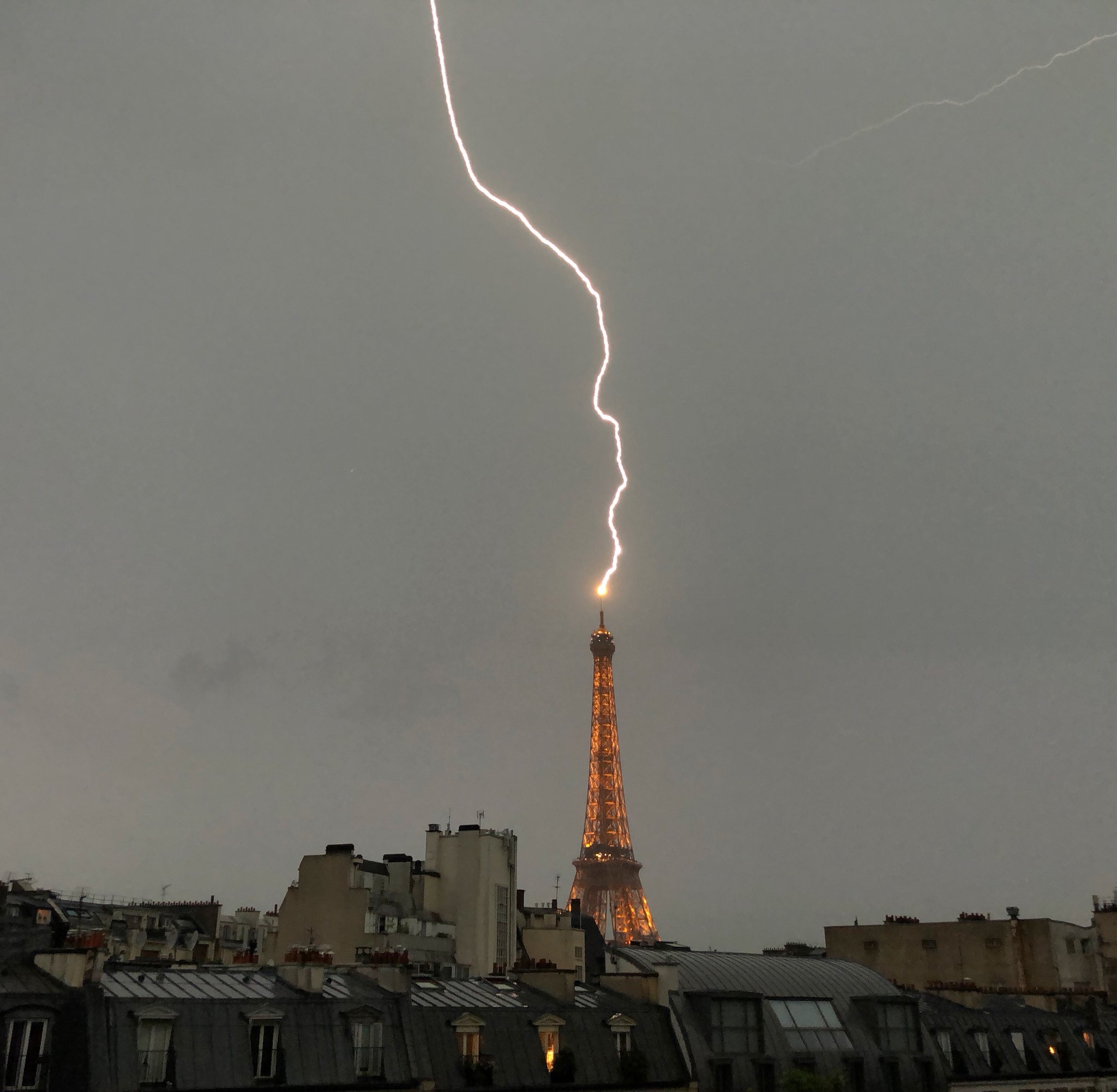 Benoit Douchet L Orage Ce Soir Sur La Tour Eiffel Toureiffel Orage Paris T Co K15nucwdpf Twitter
