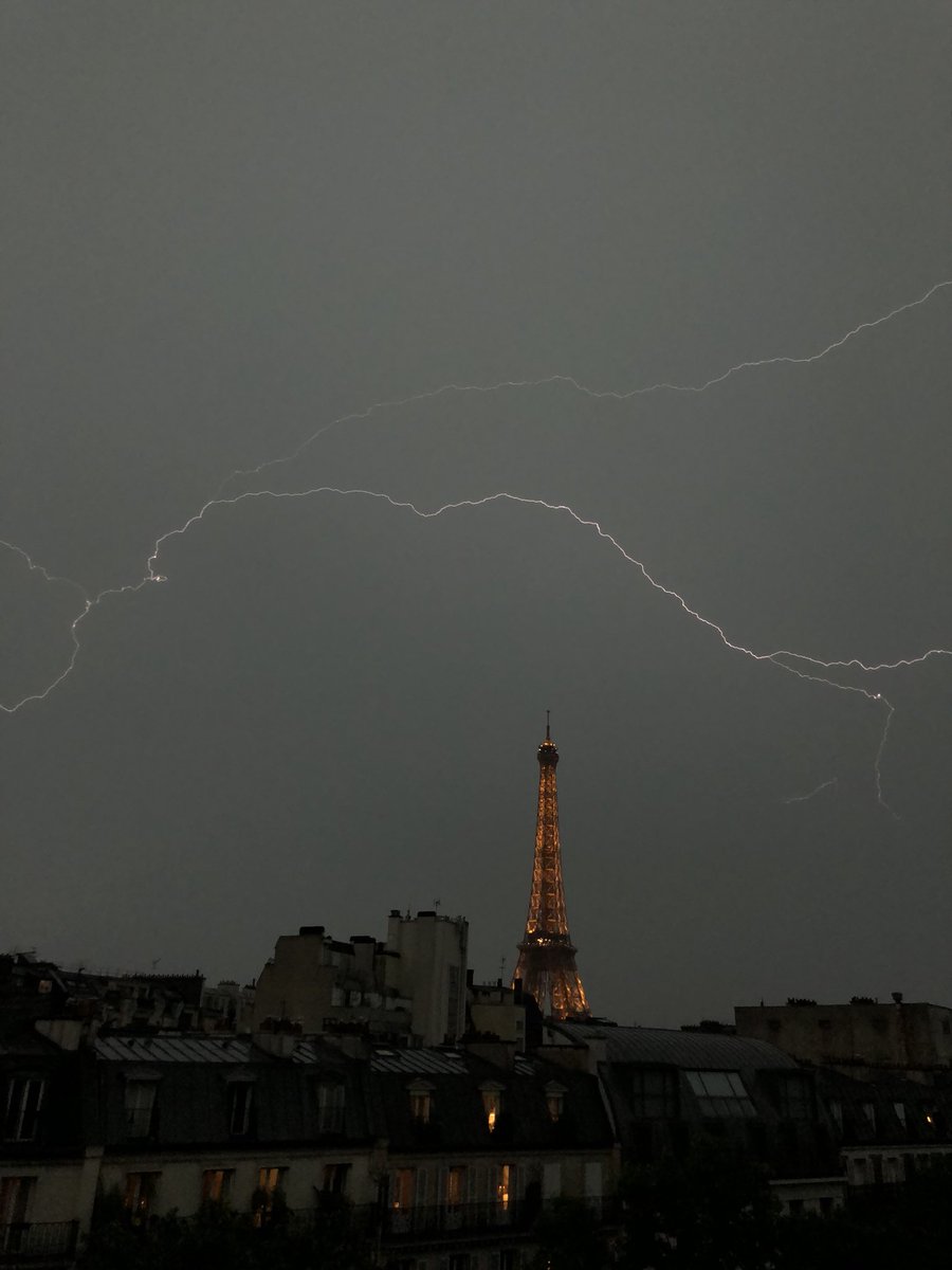 BenoitDouchet's tweet image. L’orage ce soir sur la Tour Eiffel 😃 #toureiffel #orage #paris