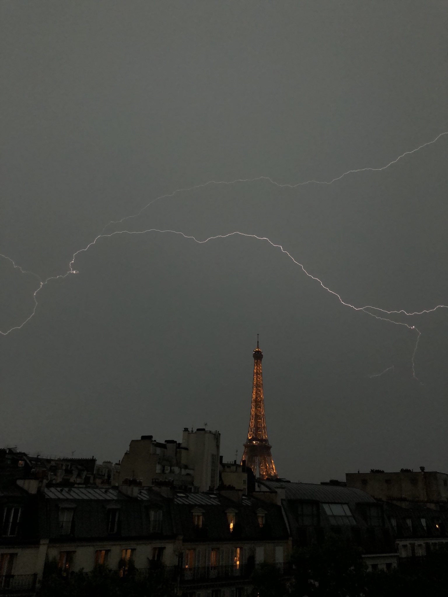 Benoit Douchet L Orage Ce Soir Sur La Tour Eiffel Toureiffel Orage Paris T Co K15nucwdpf Twitter