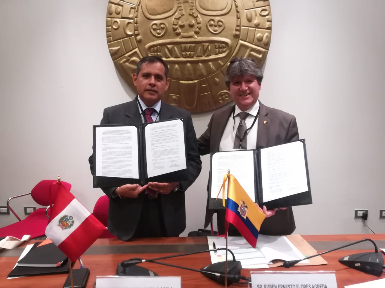 Senasa Perú on X: Ahora Ministro de Agricultura y Riego, GustavoMostajo  firma convenio con su par de Ecuador, Rubén Flores Agreda para proteger al  Perú del HLB. ProtegeTuTierra @minagriperu t.coKS9xsC51hc  X