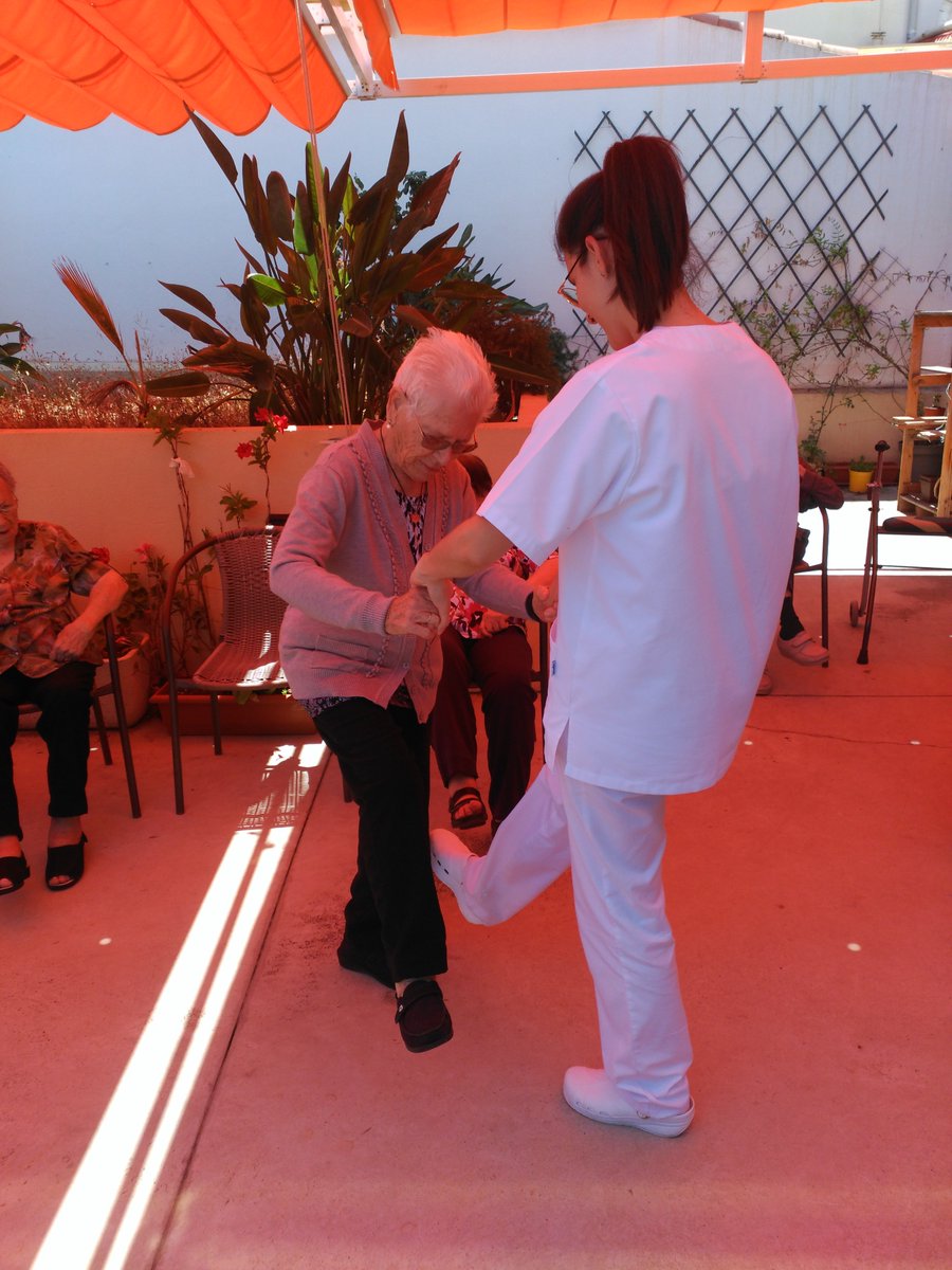 CostaNevada's tweet photo. Hoy nuestra terapeuta ocupacional , Almudena, ha realizado una sesión de #gerontogimnasia con nuestros mayores con el objetivo de potenciar las habilidades físicas, preservarlas, mantener la funcionalidad de las actividades de la vida diaria, conservar la fuerza y la movilidad https://t.co/YeU4ldTc1J