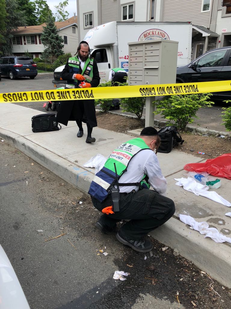 ChesedUSA's tweet photo. the volunteers of @ChesedShelEmes at the tragic death of a child struck by a car in Monsey ny on scene to ensure kovad hames https://t.co/vSUmHoX46d