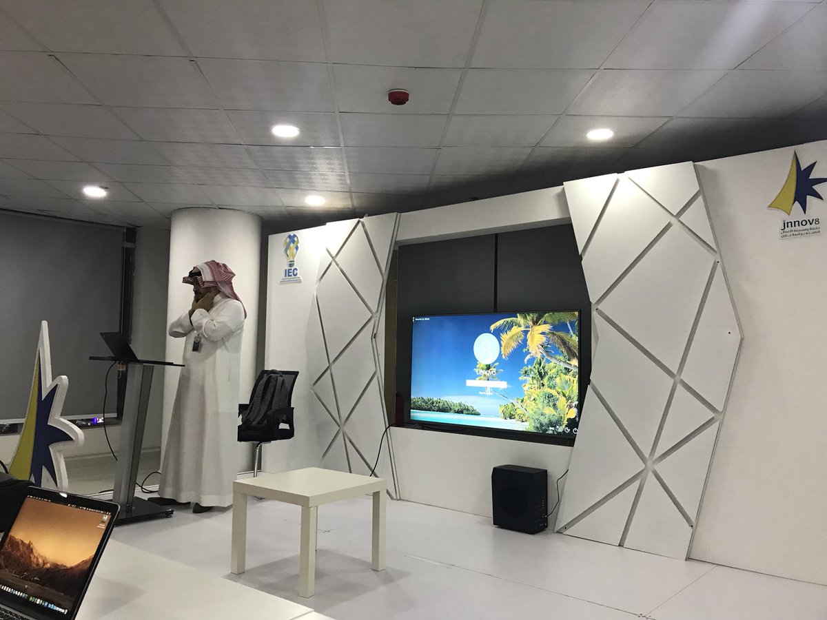 EU_CBA's tweet photo. #يحدث_الآن في حاضنة ومسرّعة الأعمال @jnnov8 يقدم خبير الملكية الفكرية مدير خدمات المخترعين في @Badirprogram إبراهيم المفرج @imufarrij ورشة عمل (الملكية الفكرية وبراءات الإختراع)، وذلك من ضمن البرامج والأنشطة المقدّمة للرياديين والرياديات في برنامج التسريع. https://t.co/6r0zKnUajo