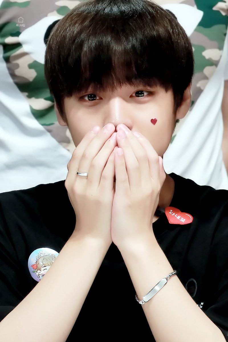 ChaSeHyo17's tweet photo. Happy Birthday to our Winkue boy and Jeojang master Park Jihoon. I hope you will enjoy this precious day 🎉🎉🎉 More birthday to come 😊😊 stay humble and pretty/handsome😂🙈🎉😄 사랑해 윙그 🎉🎉💕💕

#HappyJihoonDay 
#박지훈_생일��하해 https://t.co/3mJlEDvDEE
