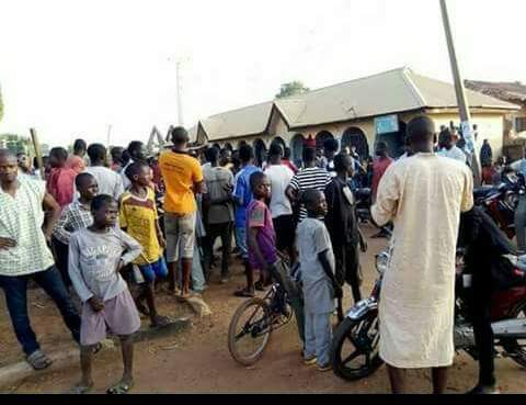MubailuG's tweet photo. A NEW NIGERIA IS POSSIBLE. 

Aangry youths took down all campaign banners of President Buhari and APC in Shiroro Local Government Area of Niger State. 

According to reports, the youths destroyed and burnt all the political Banners in town saying they have not seen any change. https://t.co/DIUoTX1o91