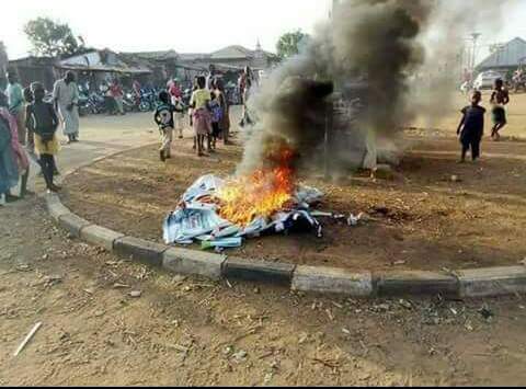 MubailuG's tweet photo. A NEW NIGERIA IS POSSIBLE. 

Aangry youths took down all campaign banners of President Buhari and APC in Shiroro Local Government Area of Niger State. 

According to reports, the youths destroyed and burnt all the political Banners in town saying they have not seen any change. https://t.co/DIUoTX1o91