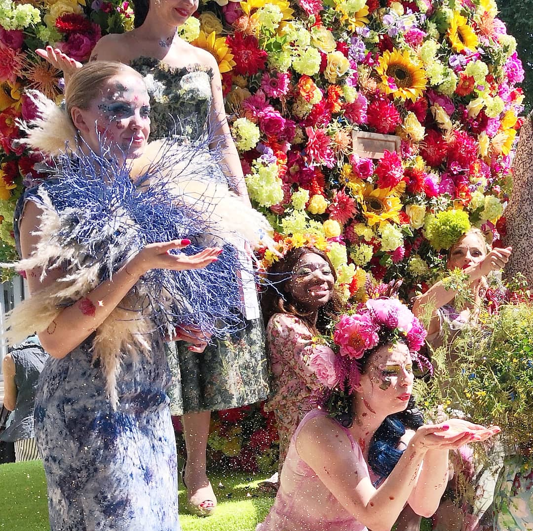 Alla_Sanders's tweet photo. Sunny memories of the #ChelseaInBloom #SummerOfLove #FlowerShow: the beautiful flowery heart-post box  with gorgeous #beauties around from #flower walk @CatwalkerCo, @HayfordRhodes and @paperself Artistic makeup  @anna_kompaniets, my daughter &amp; business partner @Fennec_London https://t.co/gtZIyXPehg