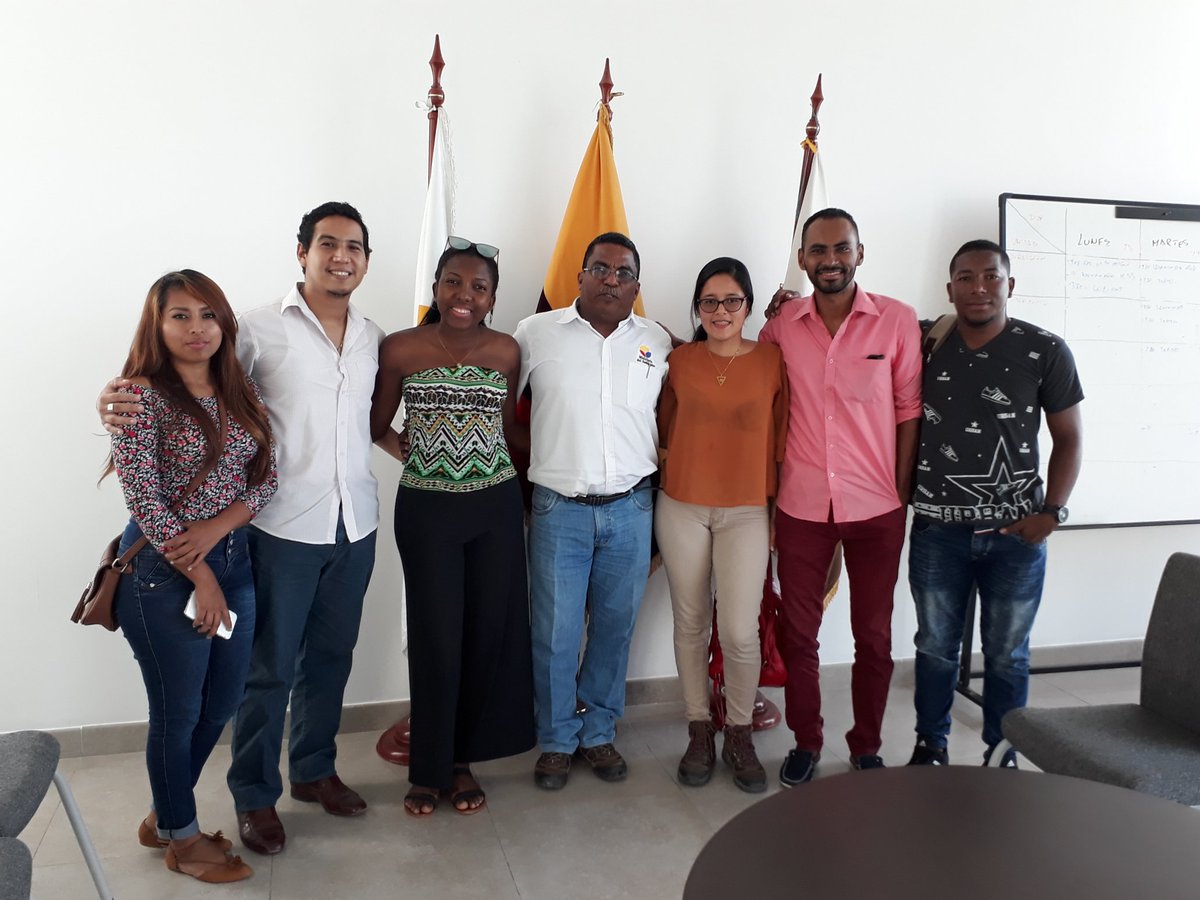 MAE_Zonal2's tweet photo. Jóvenes que conforman la Red de Lideres Ambientales de #Esmeraldas, se reúnen con Director Provincial del Ambiente, @PabloTorreR63, fin de coordinar acciones por el Mes del Ambiente que se celebra en Junio. https://t.co/hn2ff5sJN4
