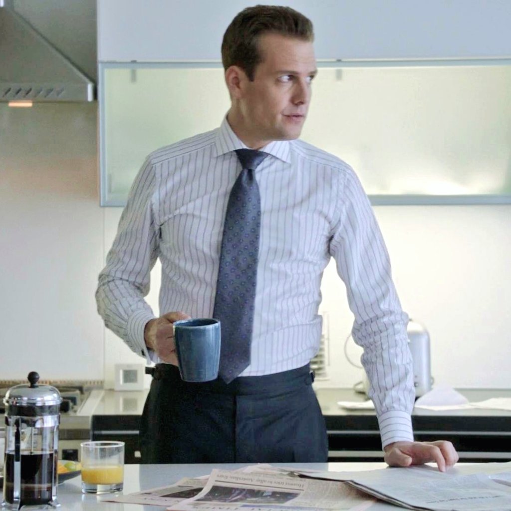 Sofie Harveyspecter Suits ハーヴィー スペクター 新聞に目を通しながら朝食を取るハーヴィー 立ったままです T Co R0kjtevffy Twitter